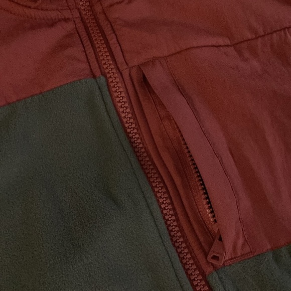 Roots fleece vest NWOT - Picture 3 of 7